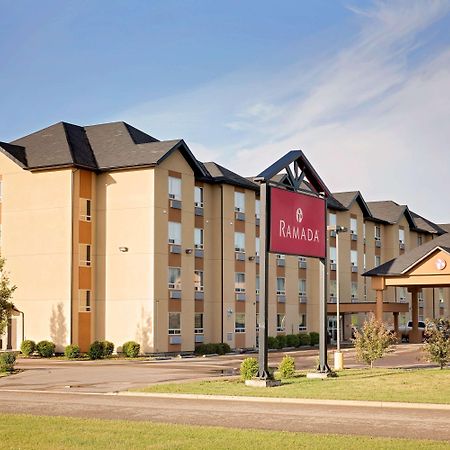 Ramada By Wyndham Cold Lake Esterno foto
