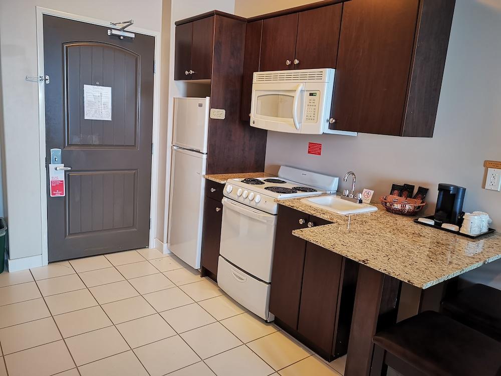 Ramada By Wyndham Cold Lake Esterno foto