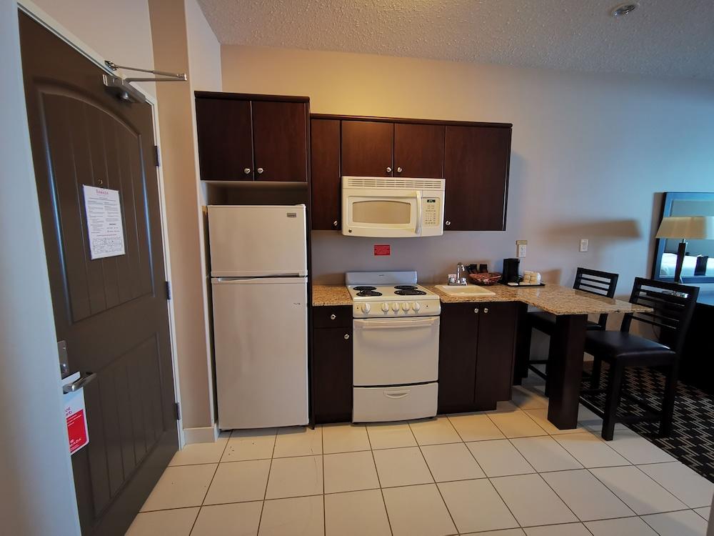 Ramada By Wyndham Cold Lake Esterno foto
