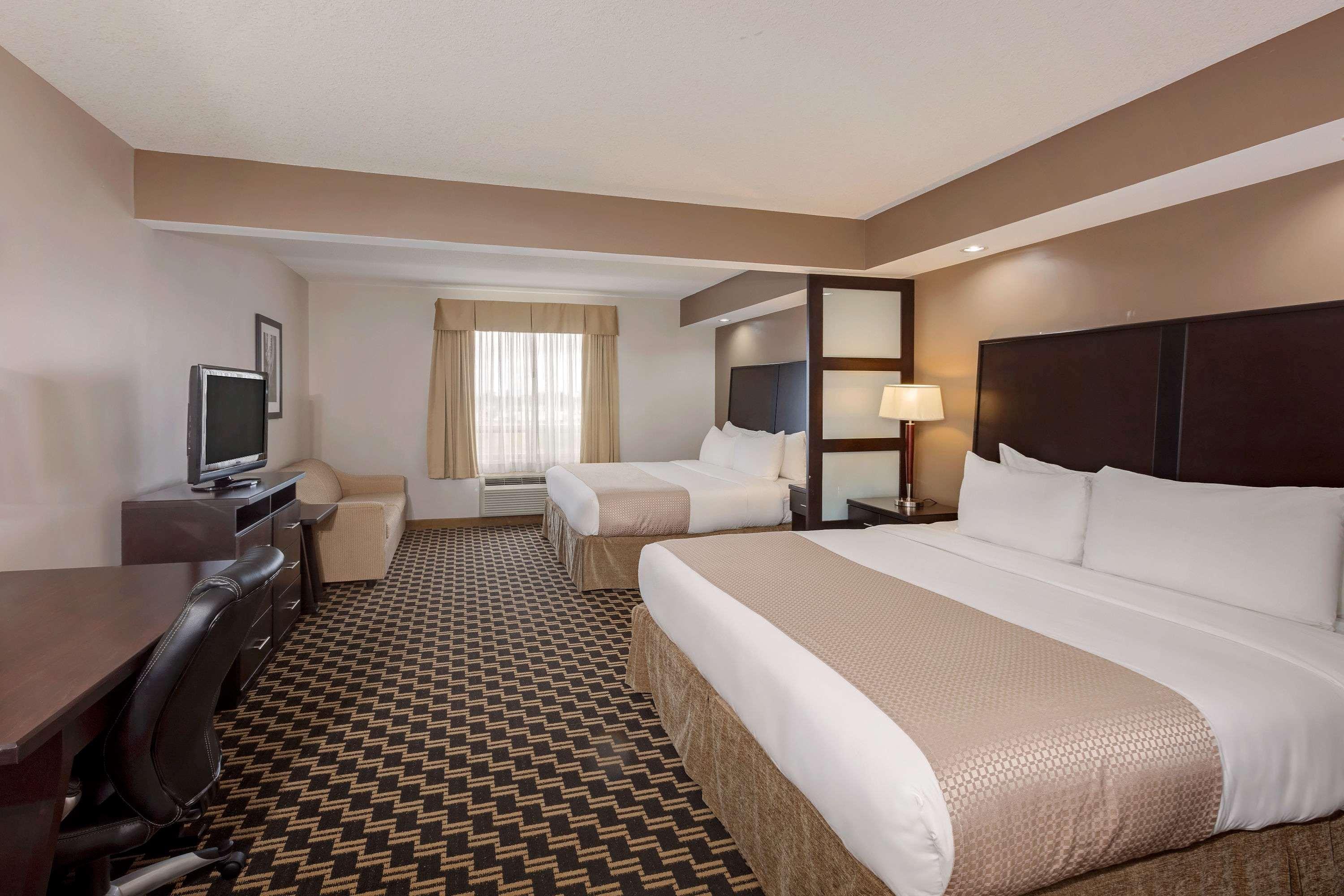 Ramada By Wyndham Cold Lake Esterno foto
