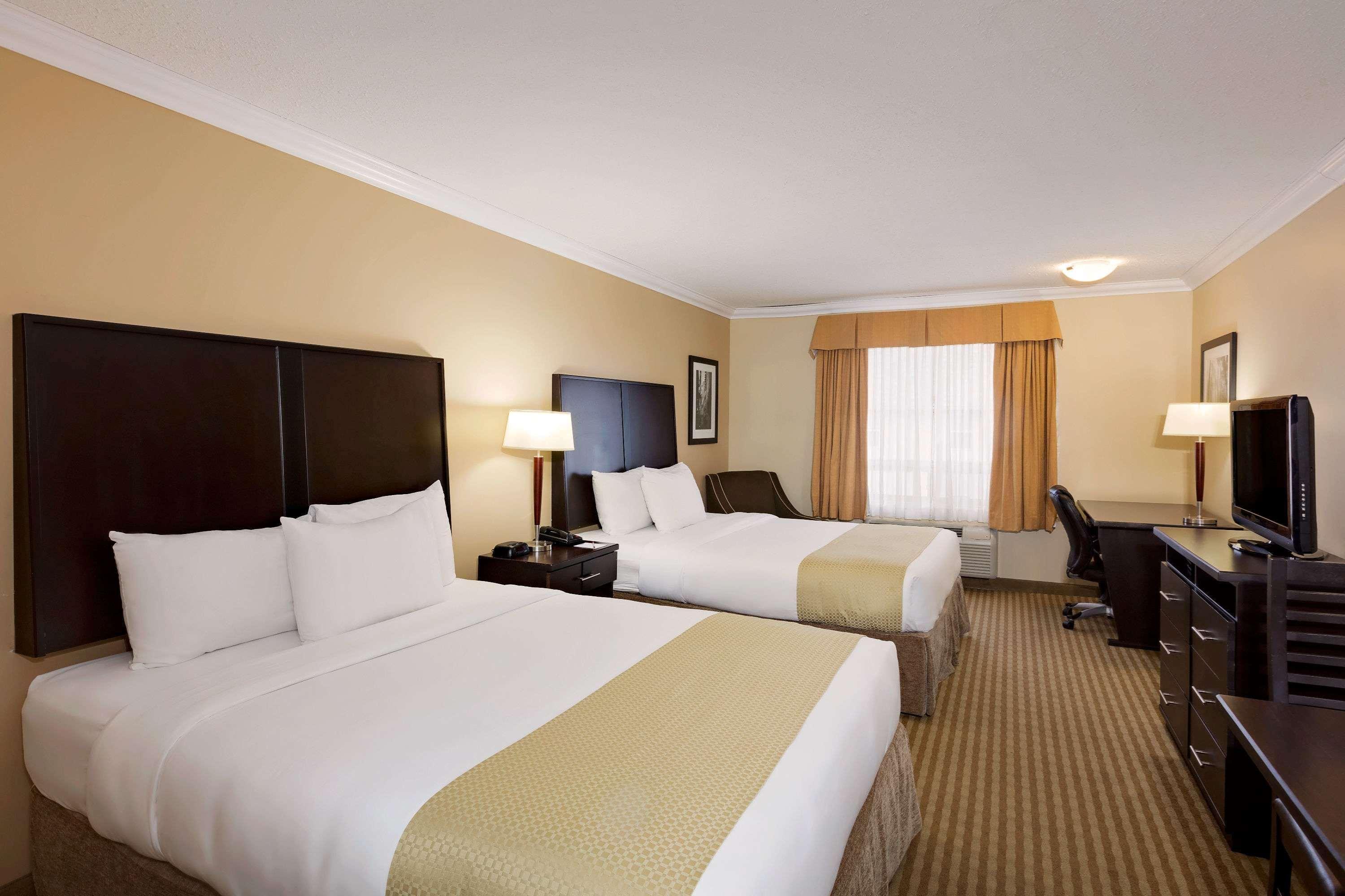 Ramada By Wyndham Cold Lake Esterno foto