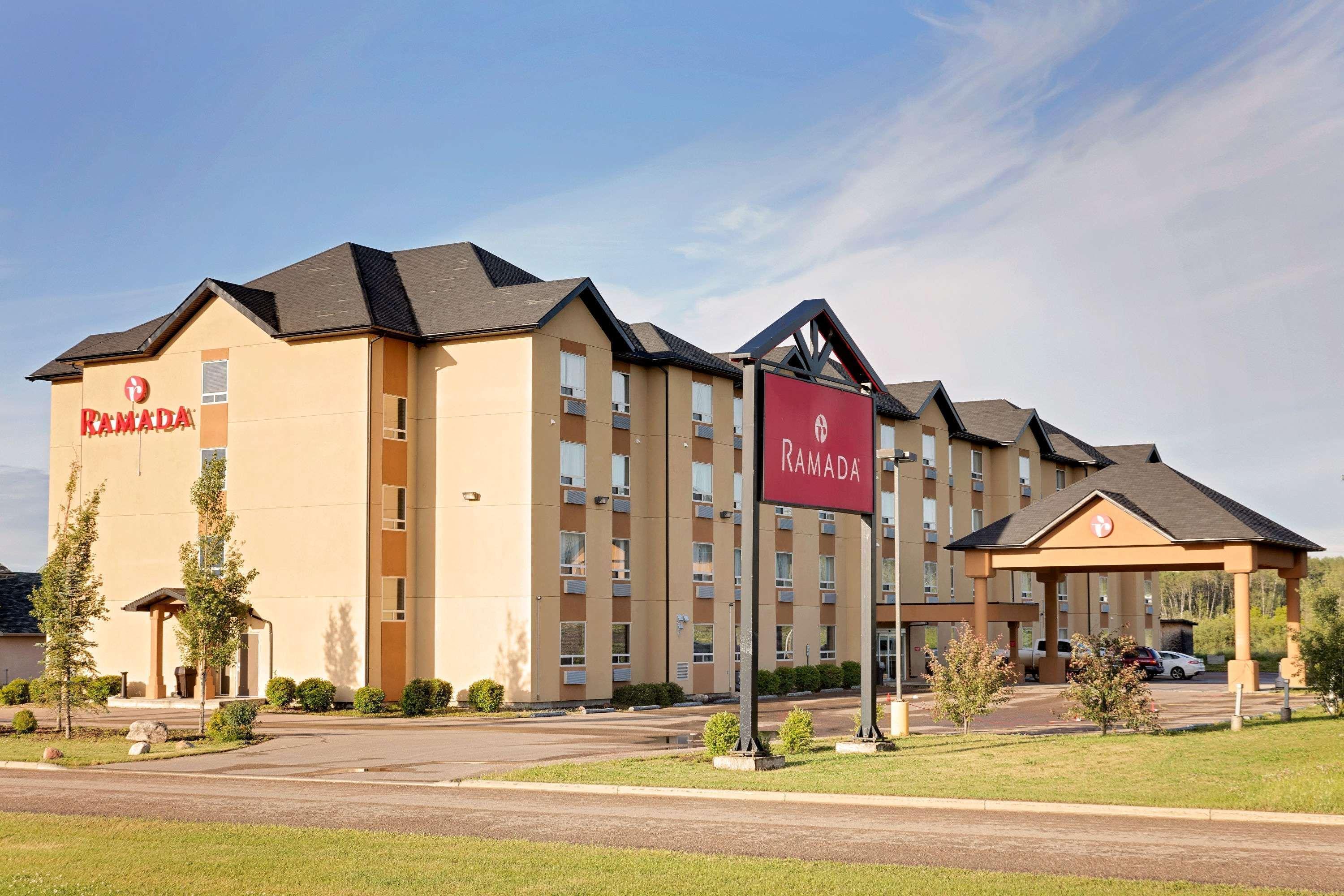 Ramada By Wyndham Cold Lake Esterno foto