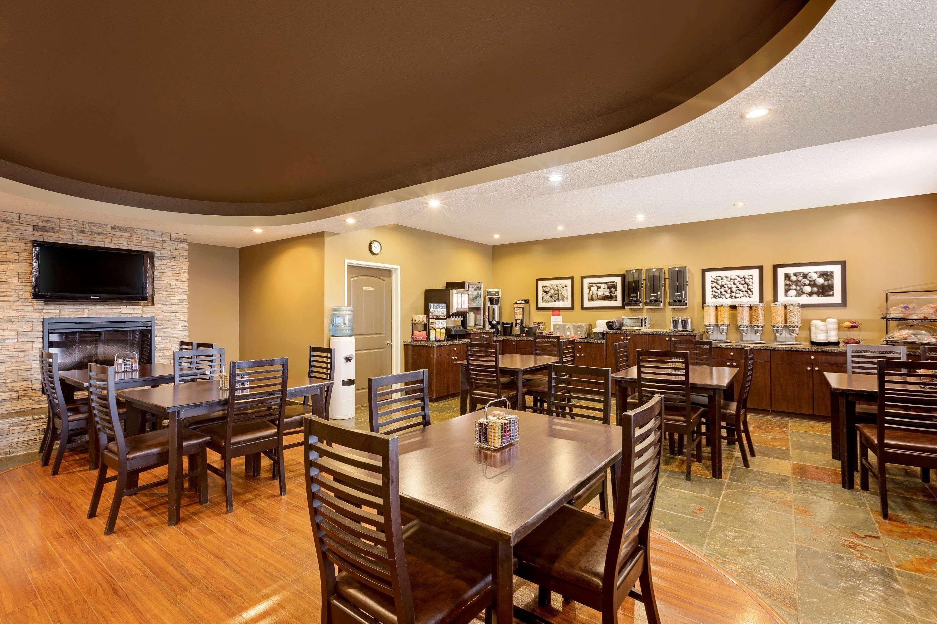 Ramada By Wyndham Cold Lake Esterno foto