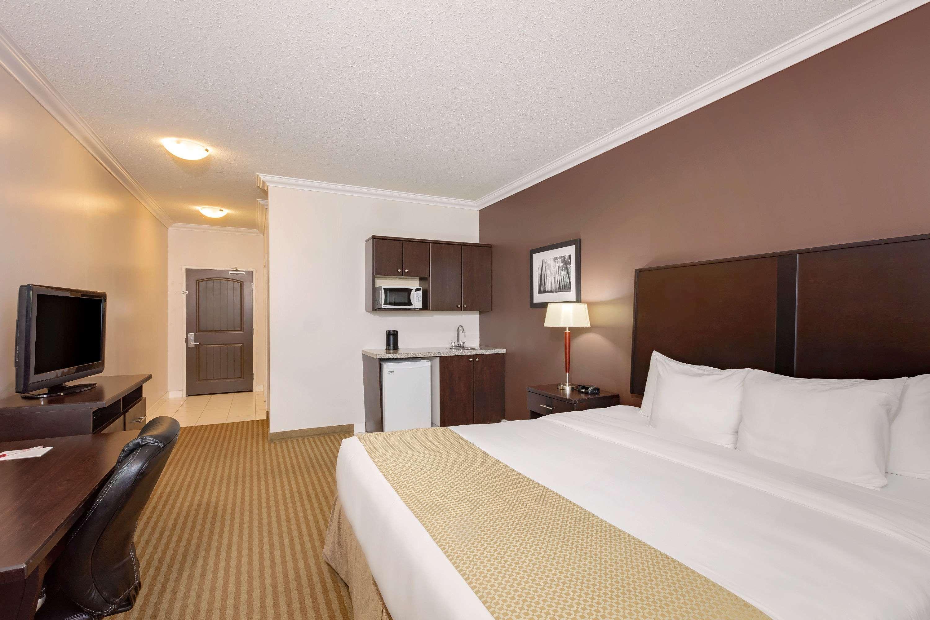 Ramada By Wyndham Cold Lake Esterno foto