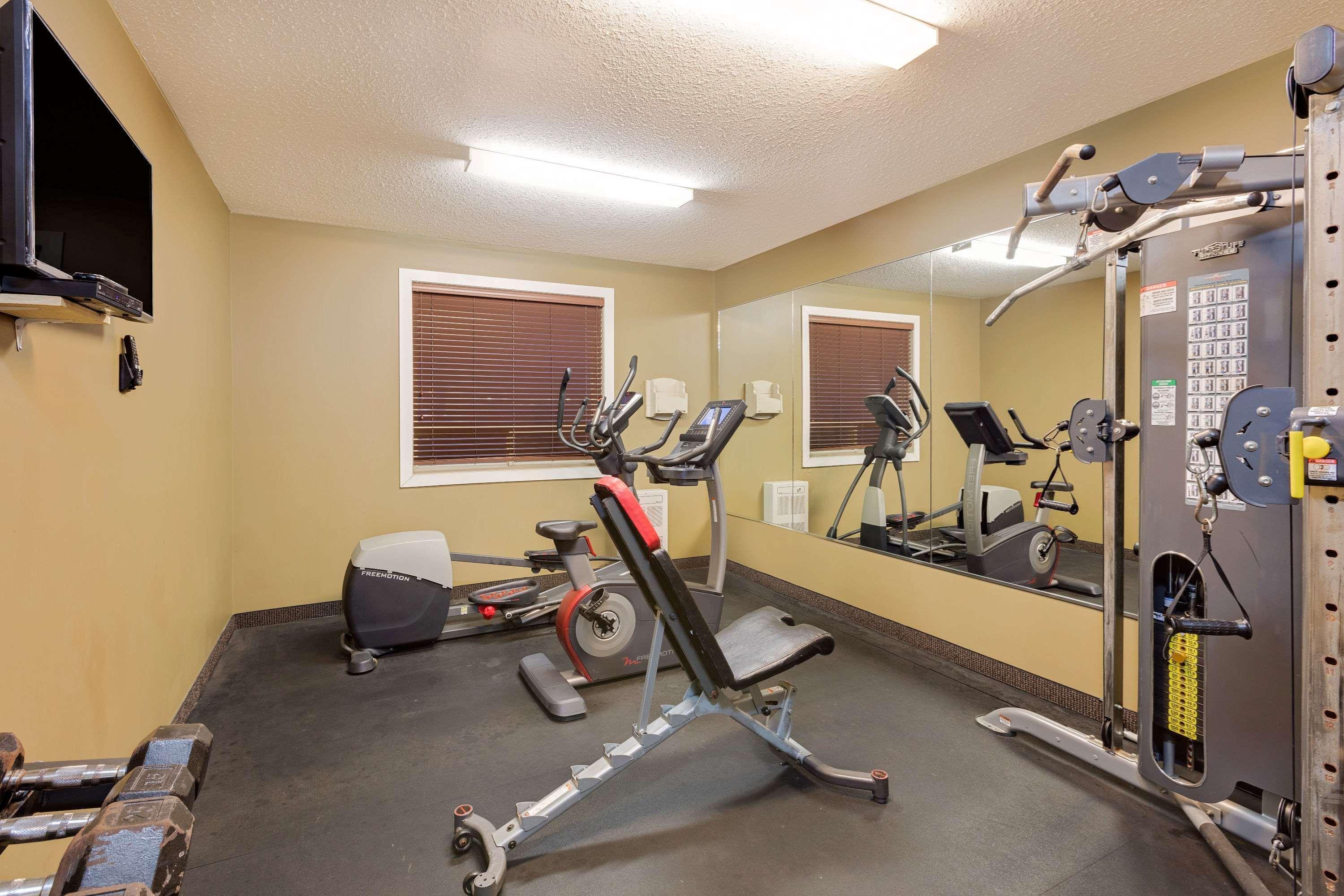 Ramada By Wyndham Cold Lake Esterno foto