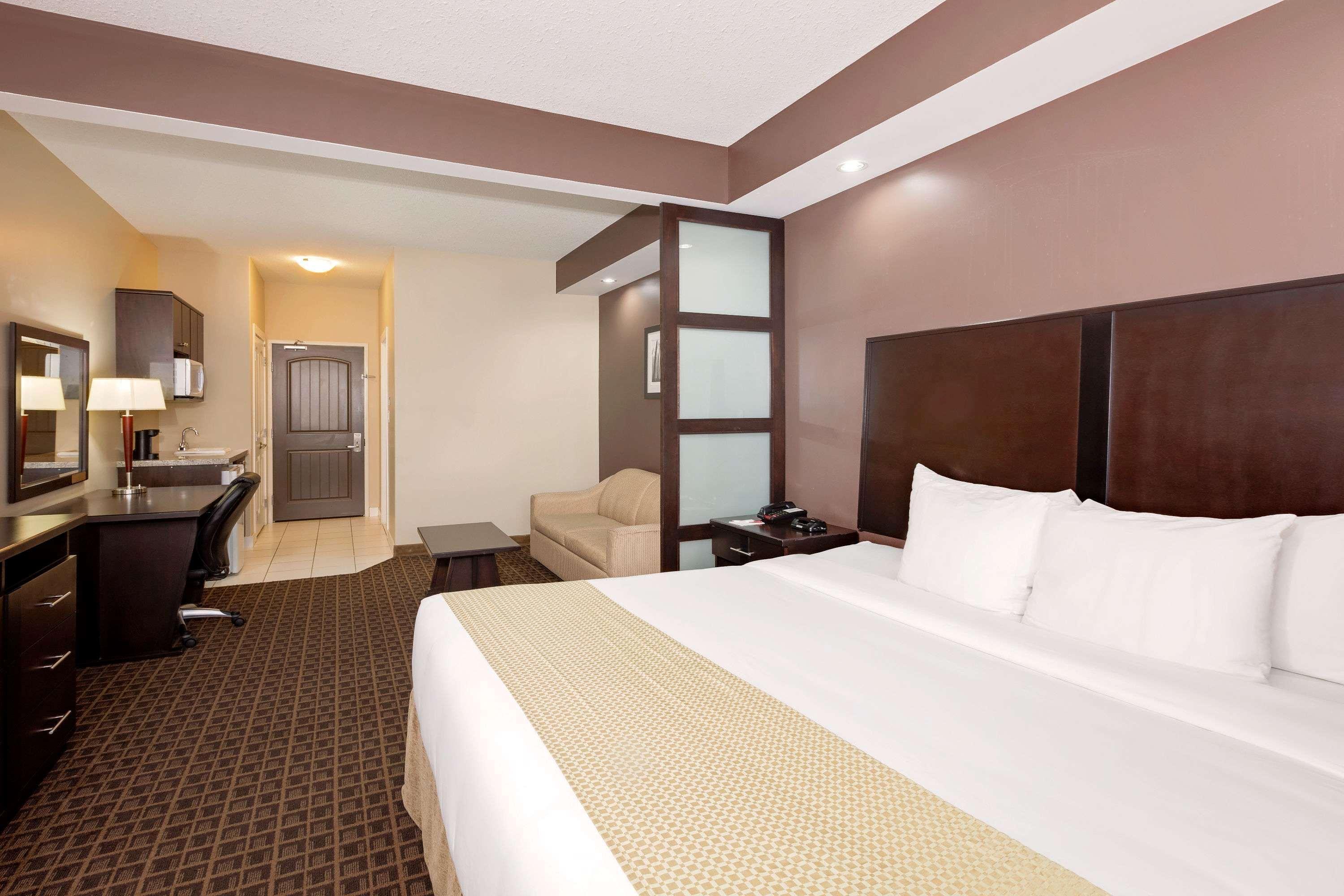 Ramada By Wyndham Cold Lake Esterno foto