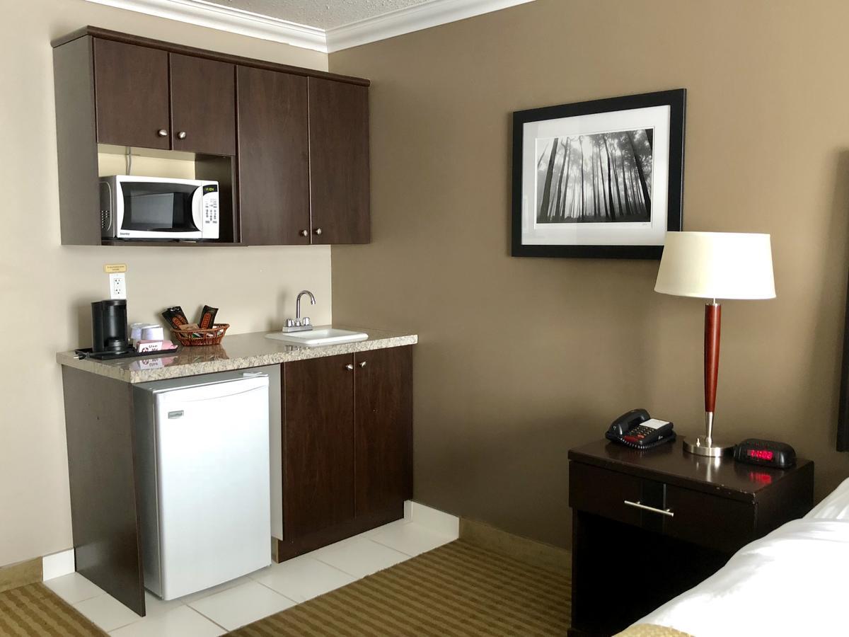 Ramada By Wyndham Cold Lake Esterno foto