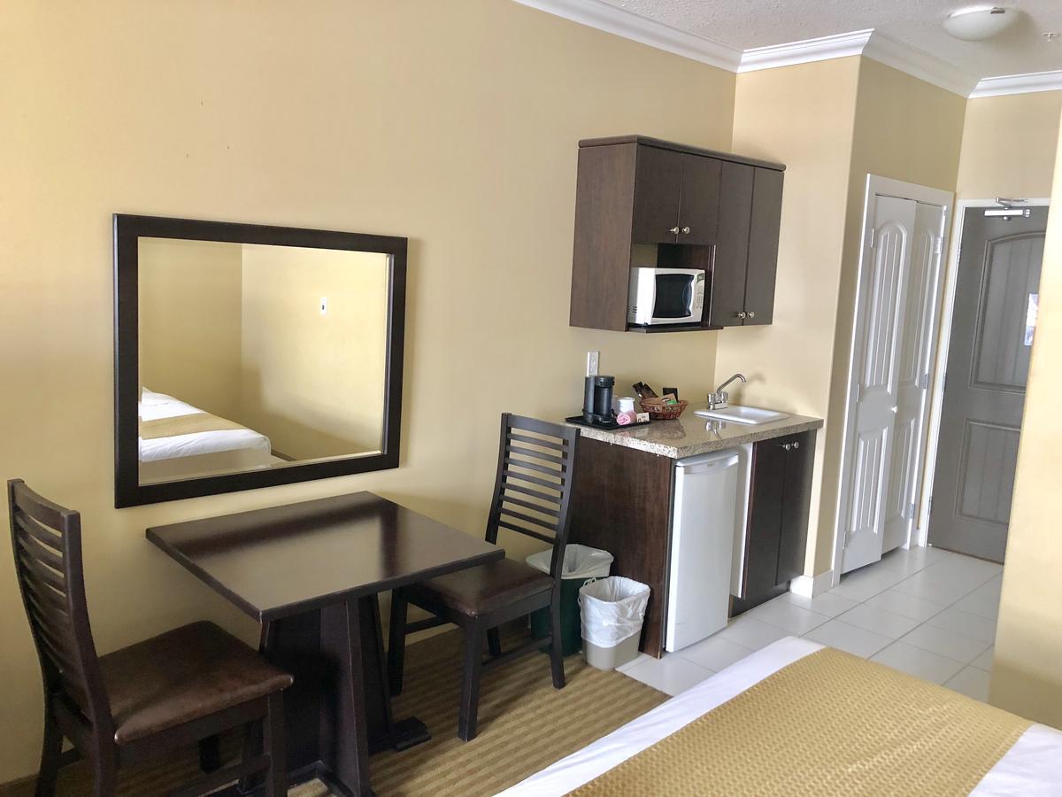 Ramada By Wyndham Cold Lake Esterno foto