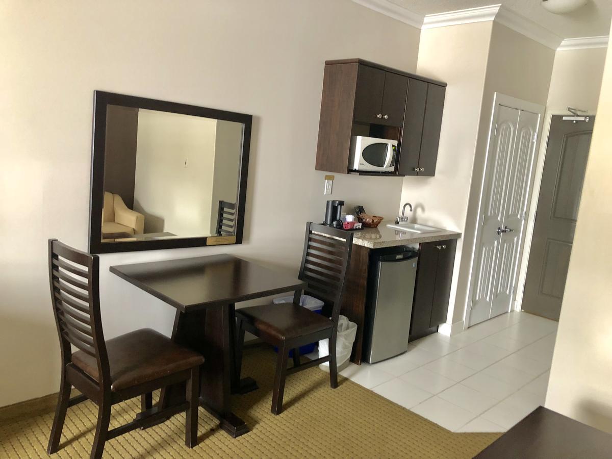 Ramada By Wyndham Cold Lake Esterno foto
