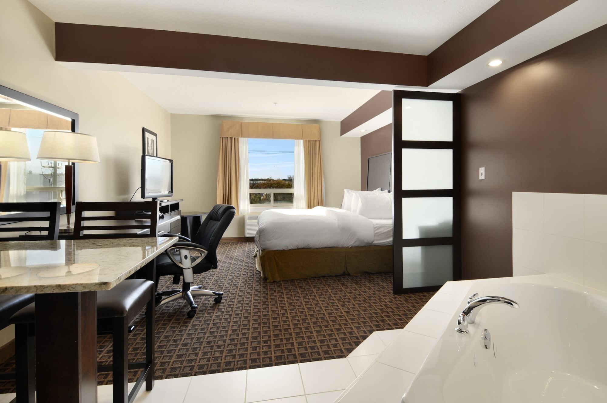 Ramada By Wyndham Cold Lake Esterno foto