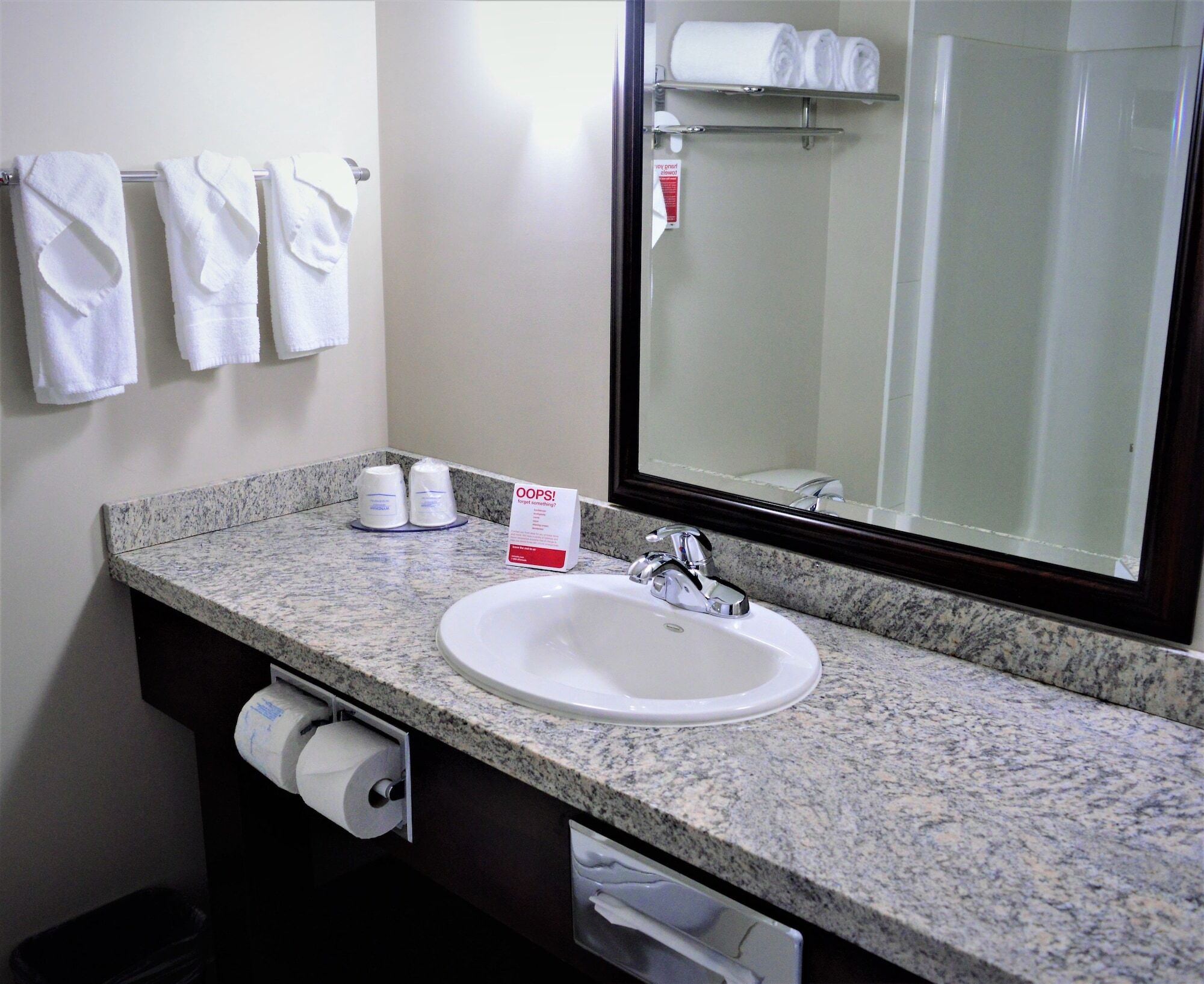 Ramada By Wyndham Cold Lake Esterno foto
