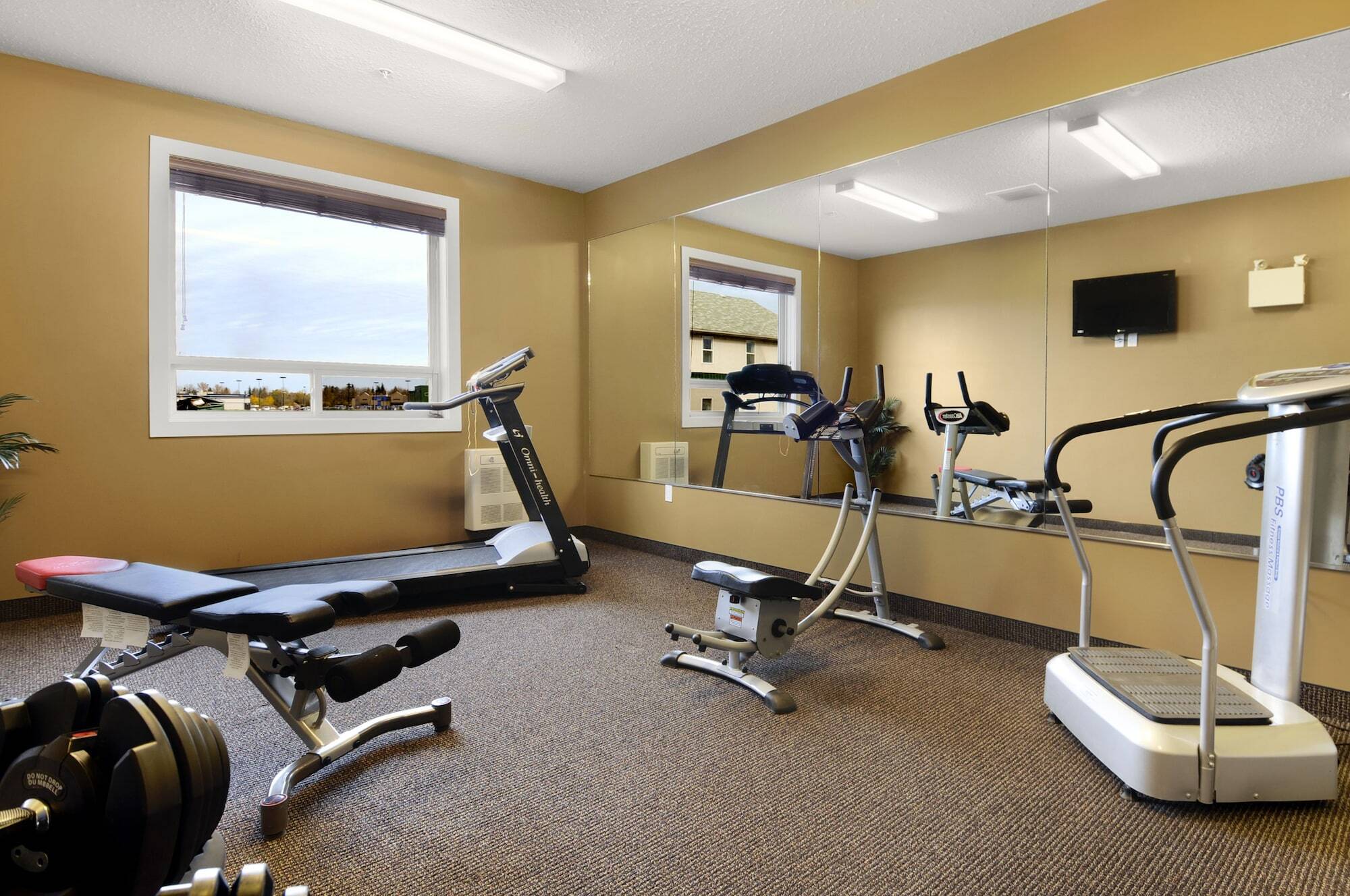 Ramada By Wyndham Cold Lake Esterno foto
