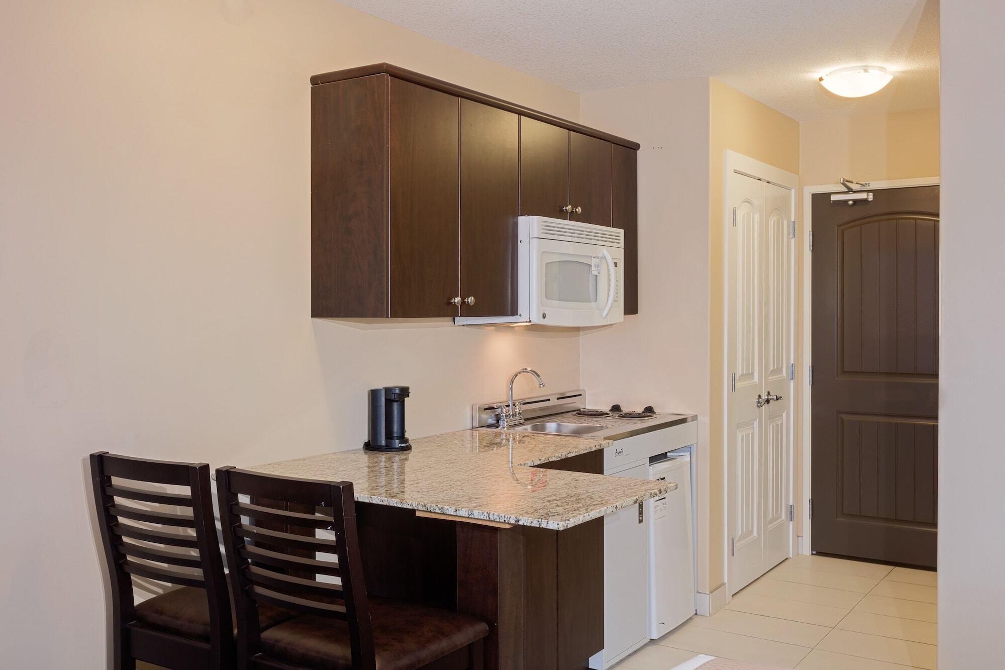 Ramada By Wyndham Cold Lake Esterno foto