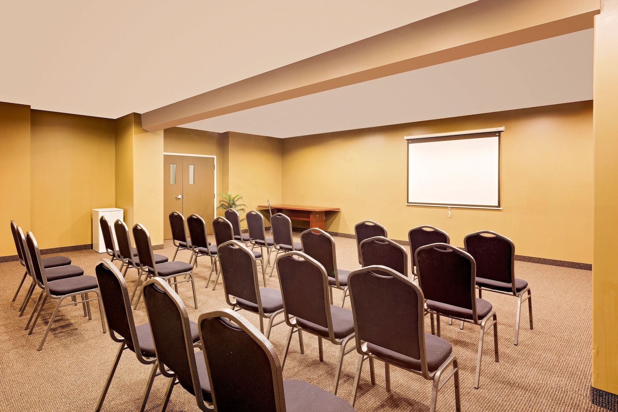 Ramada By Wyndham Cold Lake Esterno foto