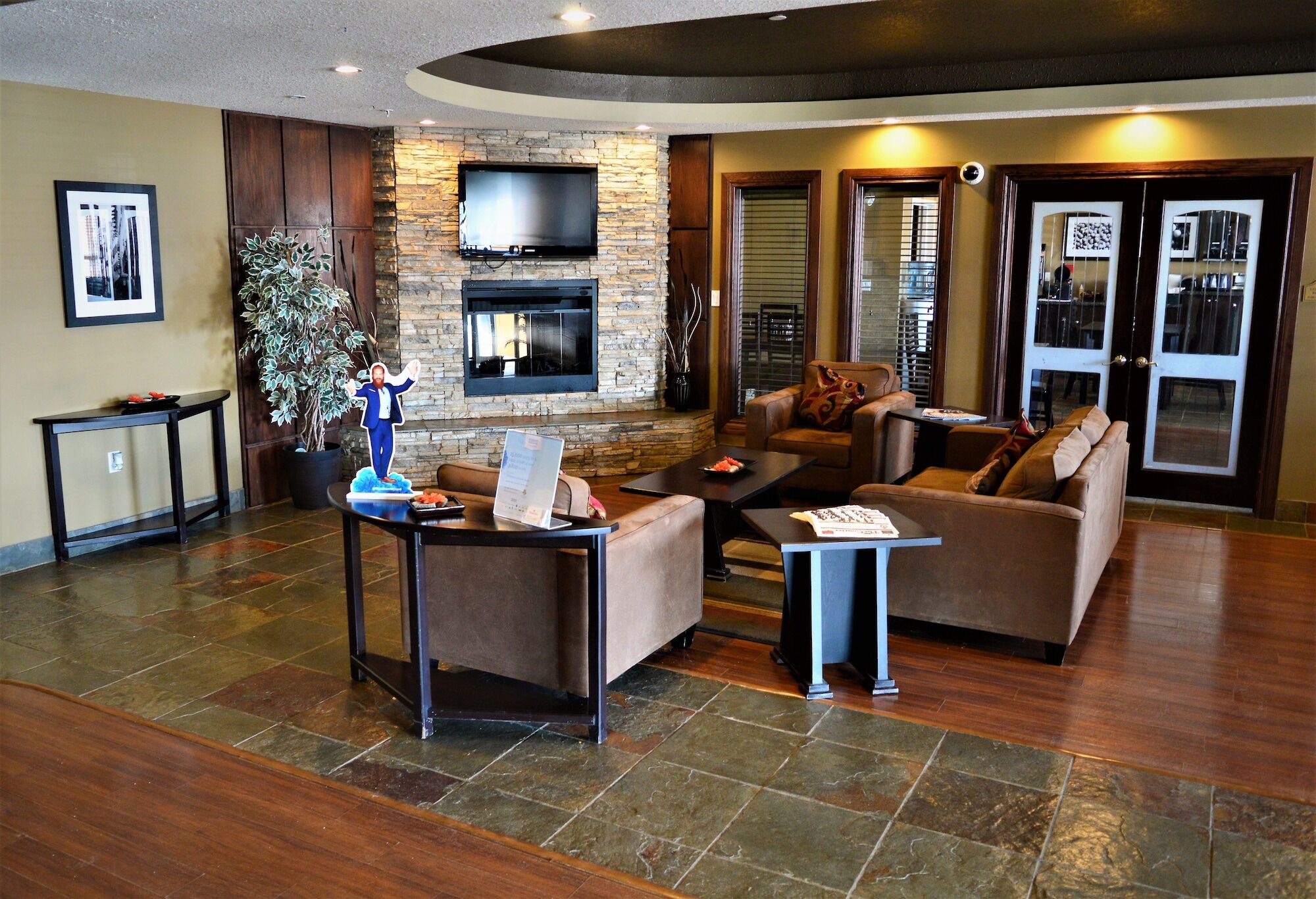 Ramada By Wyndham Cold Lake Esterno foto