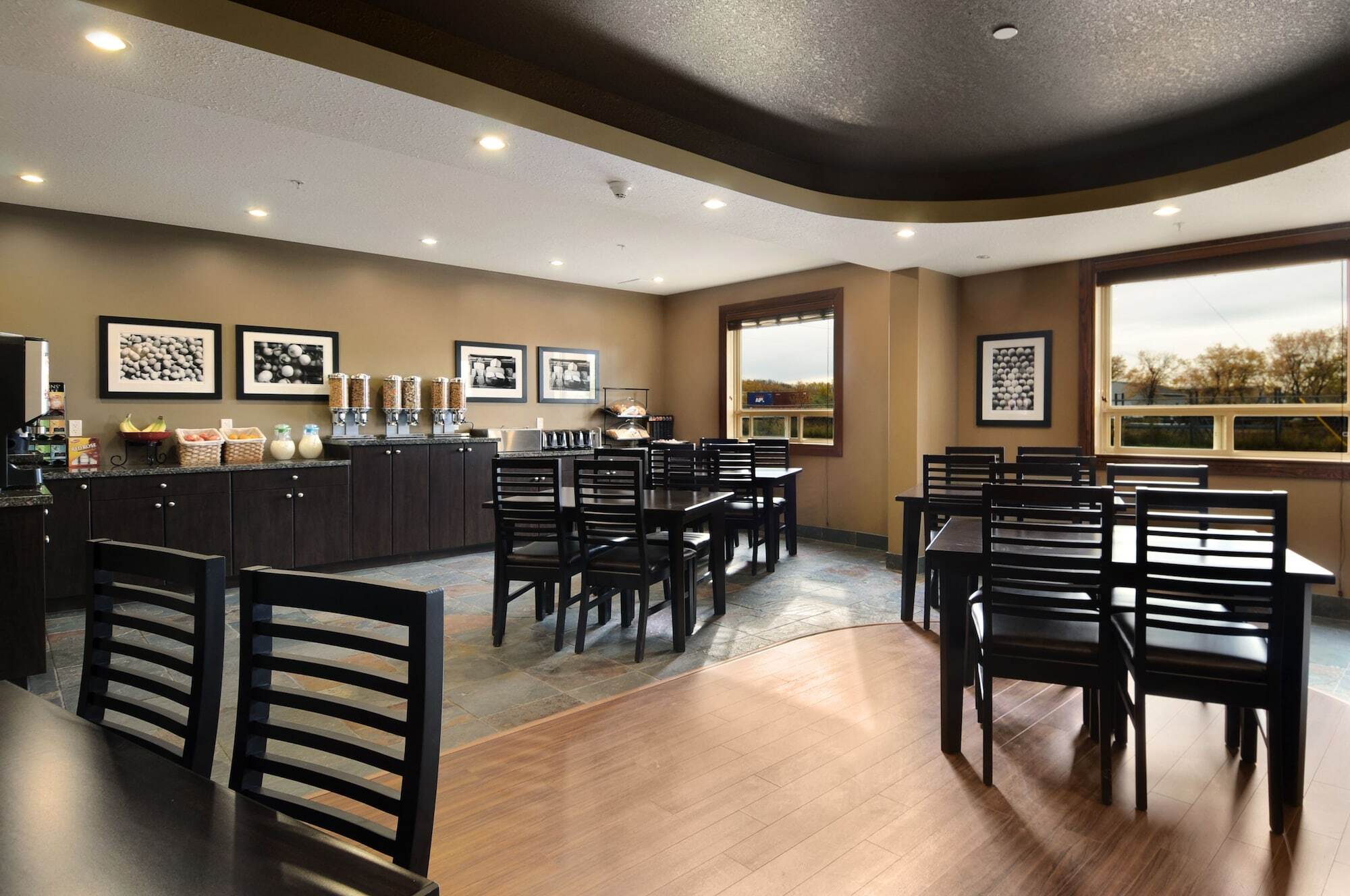 Ramada By Wyndham Cold Lake Esterno foto